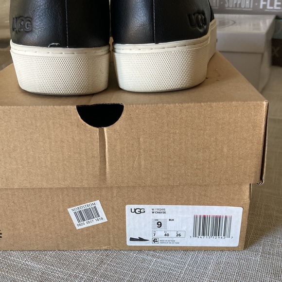 UGG size 9 Leather Slip Ons - Picture 7 of 9